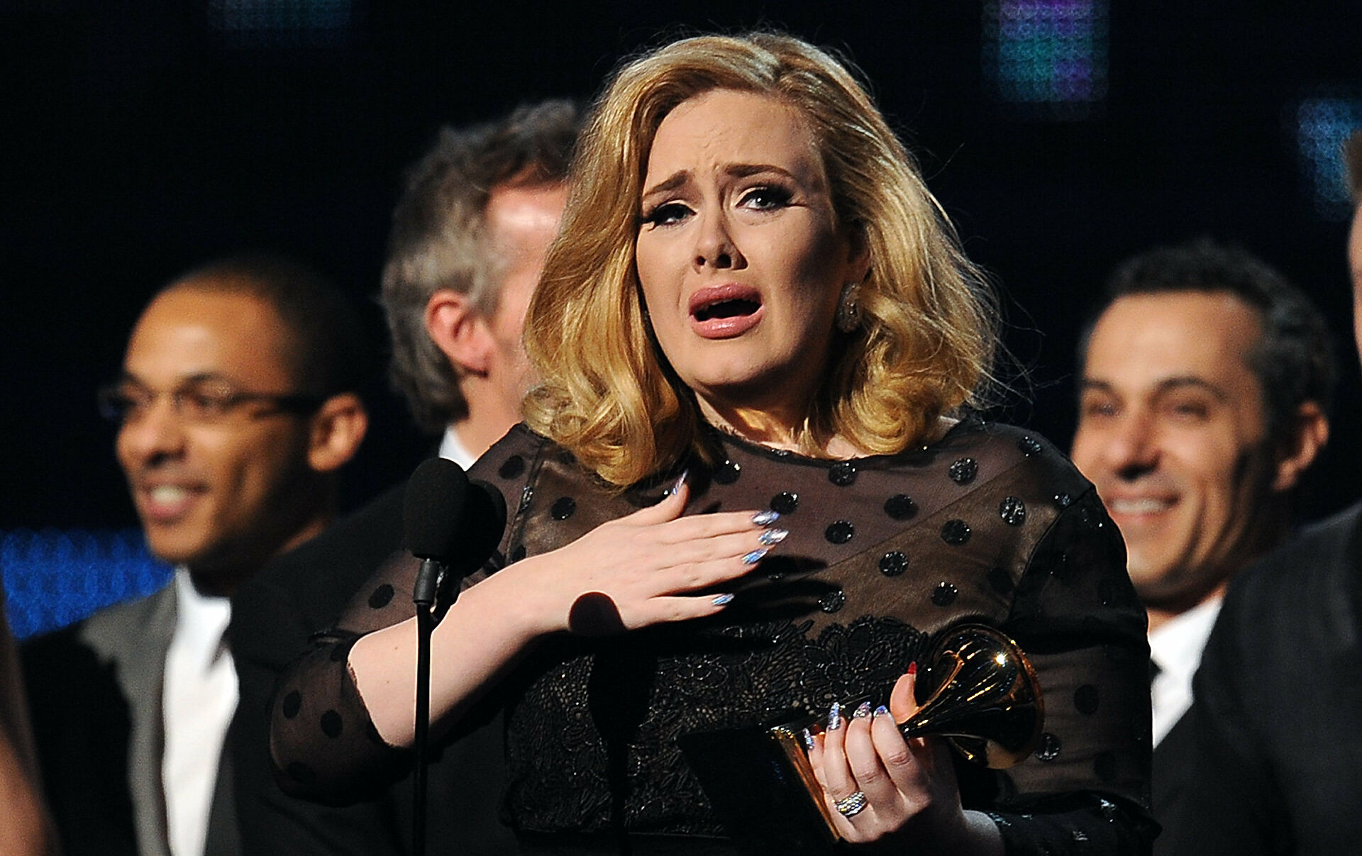 adele-gozyaslarini-tutamadi!