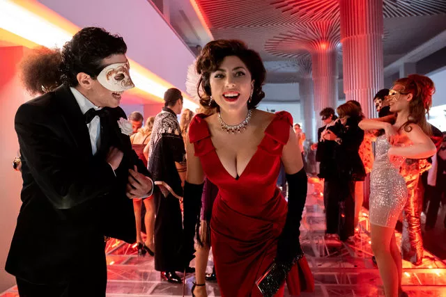 lady-gaga’dan-house-of-gucci’i-itirafi:-salma-hayek’le-yakinlastigimiz-sahne-cikarildi