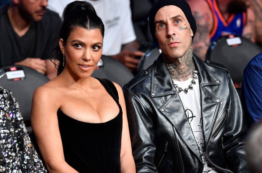 Kourtney Kardashian ve Travis Barker plajdaki kalabalığı aldırmadı!