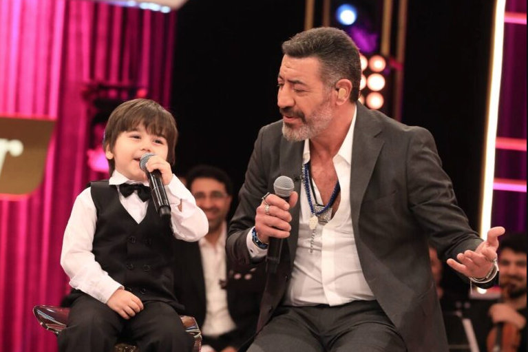 Hakan Altun’a Şarkılar Bizi Söyler’de minik Burak sürprizi