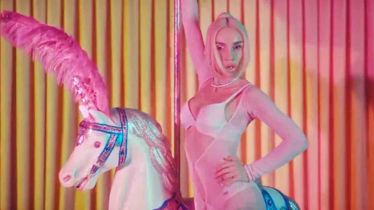 gulsen,-“lolipop”-ile-tum-dijital-muzik-listelerine-1-numaradan-giris-yapti