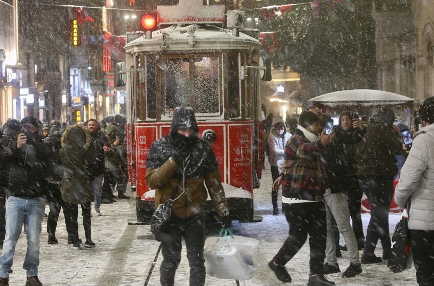 İstanbul Valisi Ali Yerlikaya yoğun kar yağışı ile ilgili saat verdi