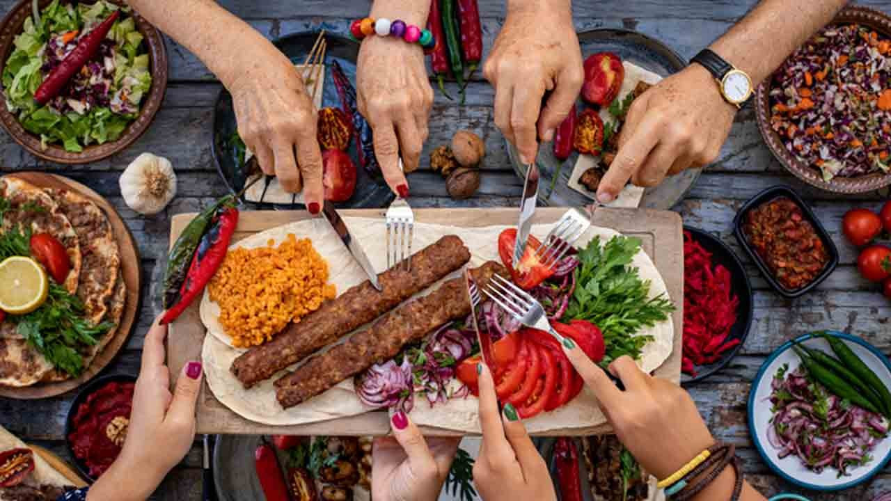 iftarda-ne-yemeli-ne-yemeli?-karbonhidrat-tuketilebilir-mi?-hangi-tatlilari-tercih-edilmeli?-(video)