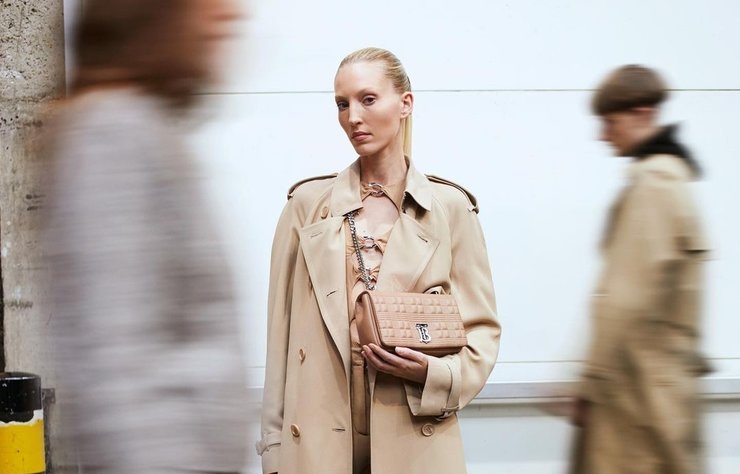 Burberry Pop-Up Mağazalarını Lola Çantasına Adıyor