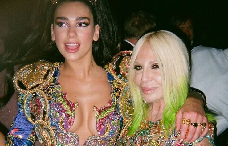 Dua Lipa’nın Versace Tutkusu