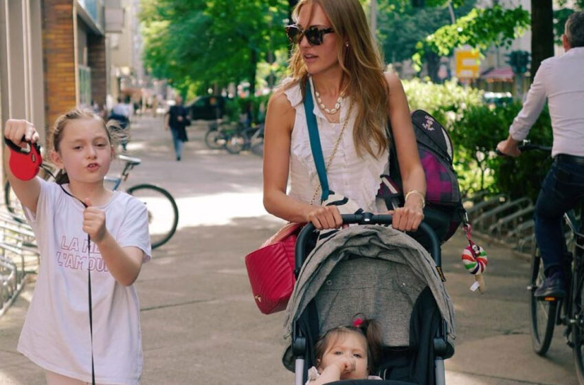 Meryem Uzerli kızlarıyla Berlin sokaklarında yürüyüşe çıktı