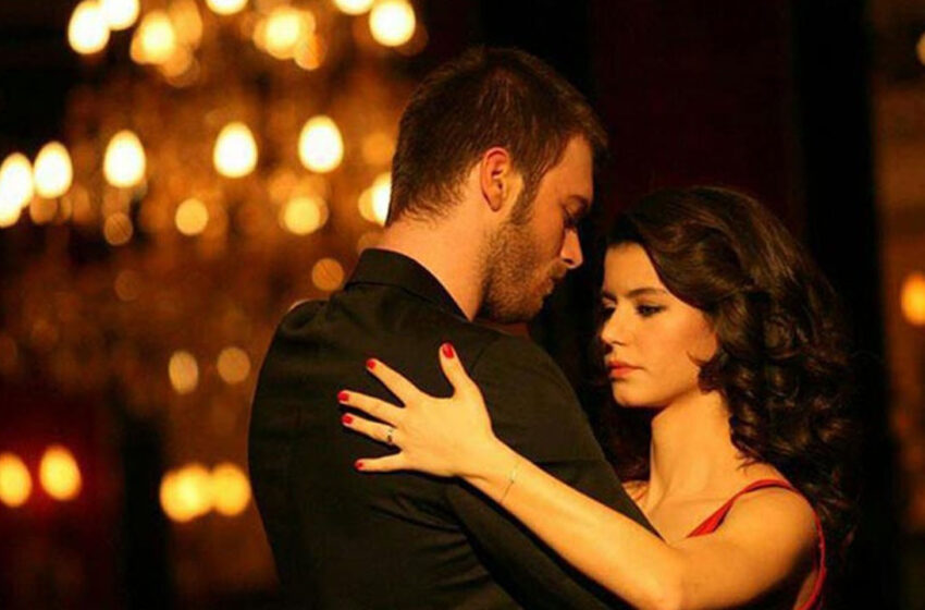 12 yıl sonra yeniden bir arada! Beren Saat ve Kıvanç Tatlıtuğ’u buluşturan aşk filminden yeni kare
