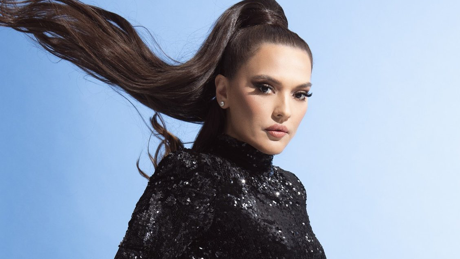 konser-sirasinda-lazere-maruz-kalan-demet-akalin-cildirdi!