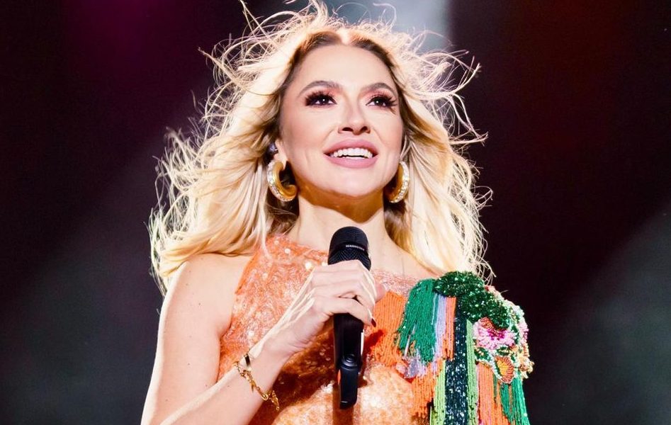 hadise,-sahnede-gozyaslarina-boguldugu-‘kucuk-bir-yol’-sarkisinin-hikayesini-anlatti!