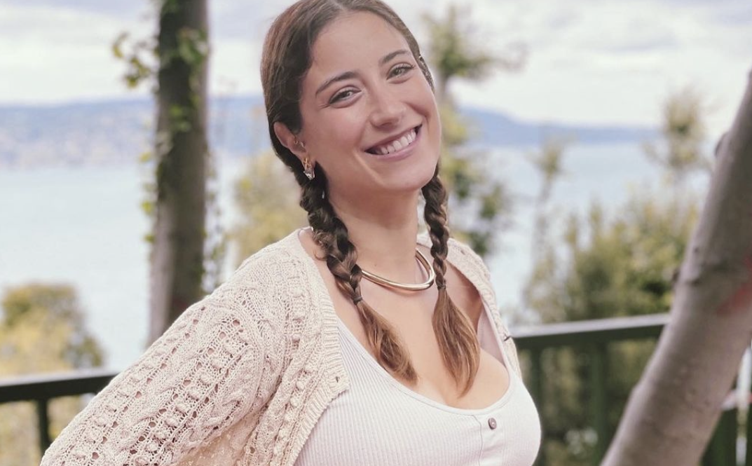 hazal-kaya’dan-hamilelik-paylasimi:-kizi-dugun-dugun-gezdiriyorum