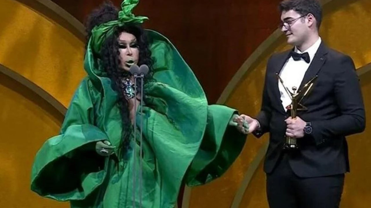 bulent-ersoy’dan-odul-torenindeki-elestirilere-rihanna’li-gonderme