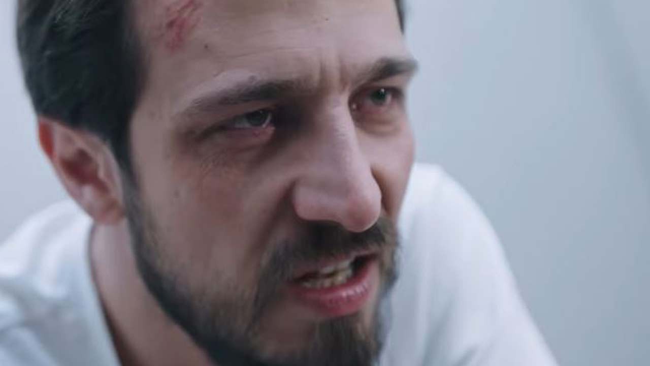 kizilcik-serbeti’nde-akil-sagligini-kaybeden-emrah-altintoprak-:-“o-sahneler-cekilirken-keyif-aldim,-her-zaman-boyle-roller-gelmiyor”