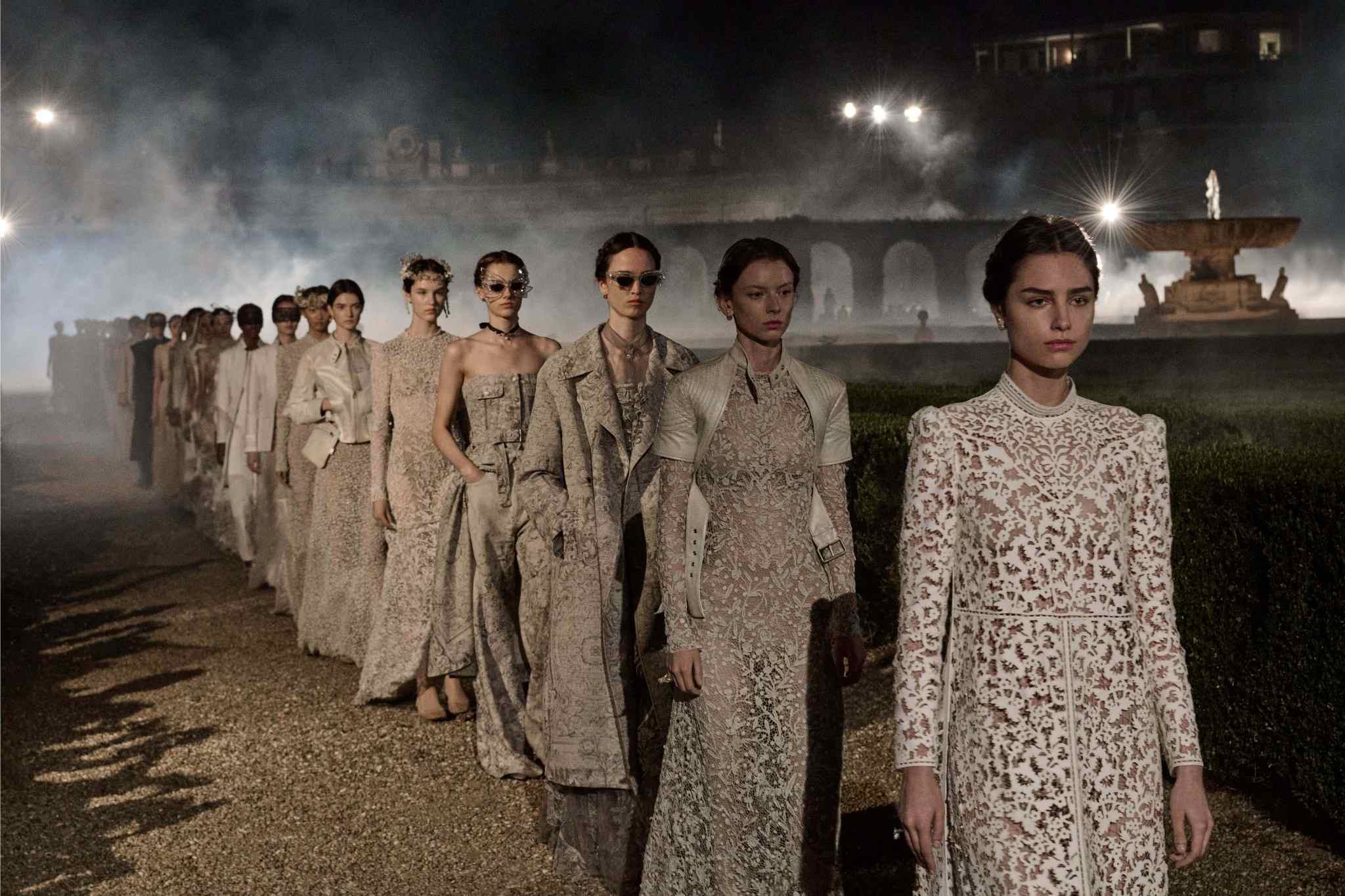 dior-cruise-2026-koleksiyonu:-zamanin-donmus-guzelligi