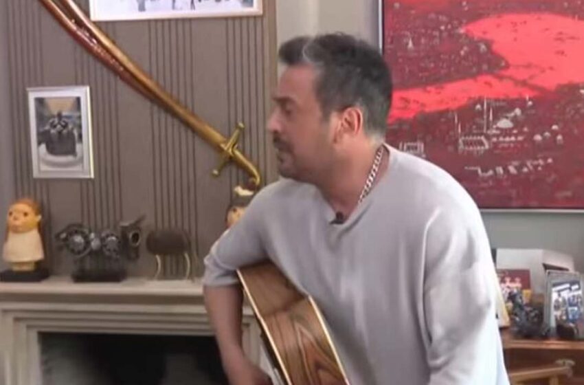 Ünlü şarkıcı ve oyuncu Emre Altuğ evinin kapısını ilk kez açtı! Koleksiyonları dikkat çekti